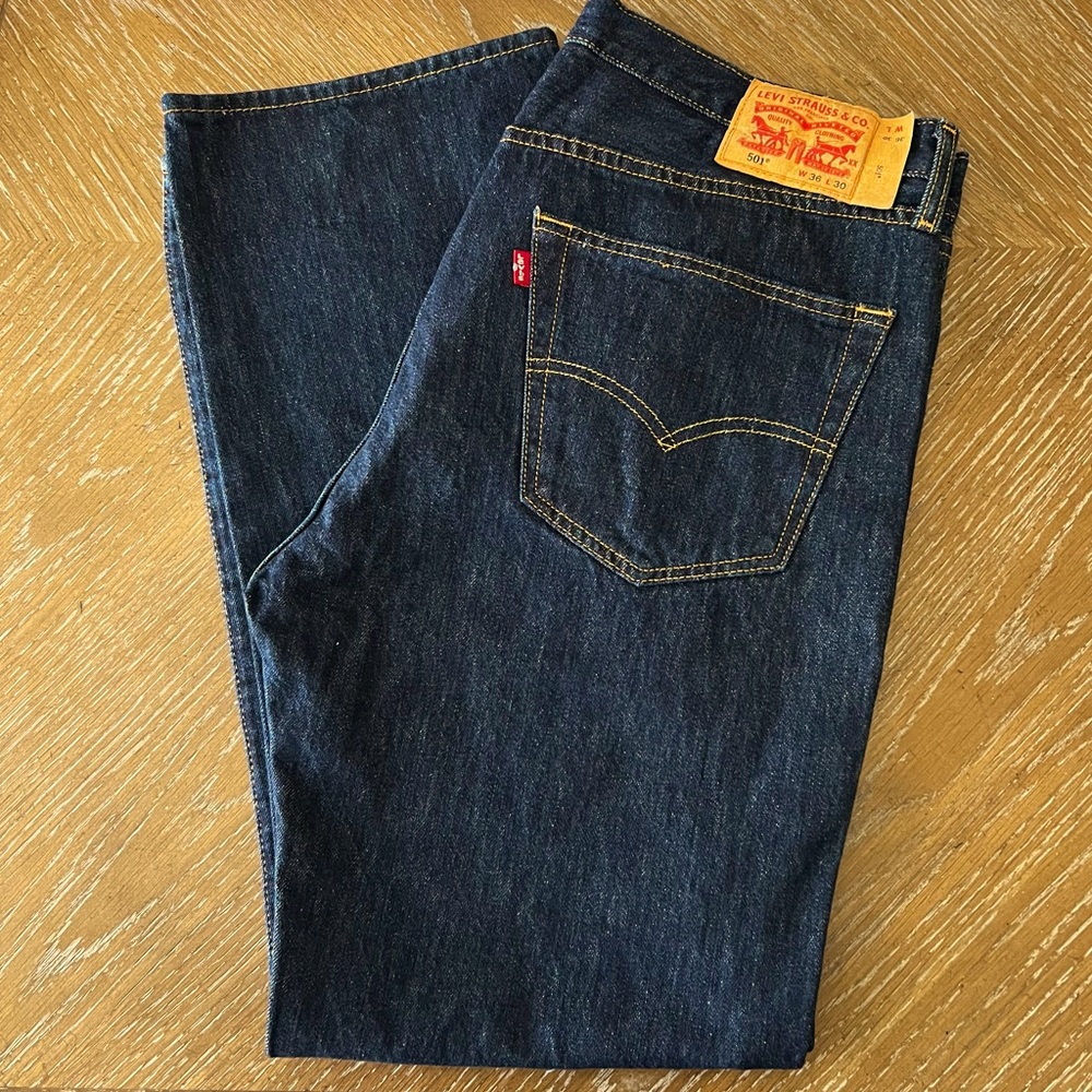 Levi 501 - Dark wash - button fly - W36L30